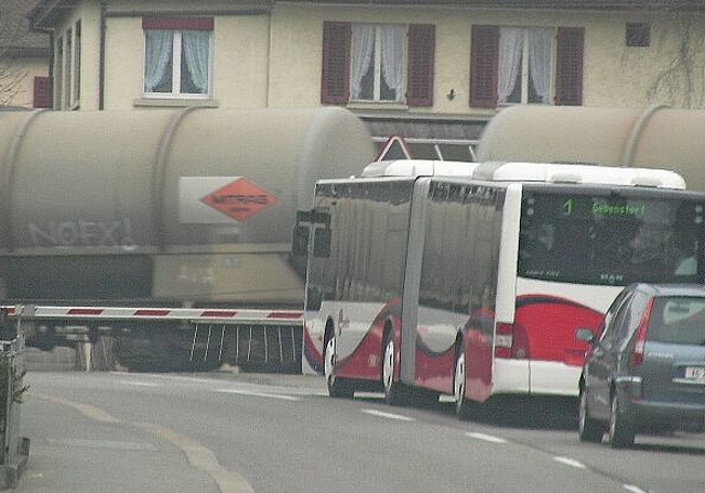 Am Bahnübergang heisst es auch für den Bus: Warten. (Bilder: Dieter Minder/Archiv)