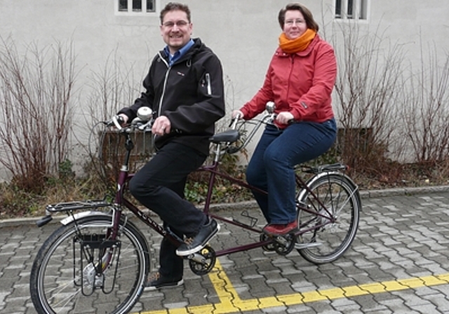 Stefan und Dominique Siegrist (beide Jahrgang 1973) mit ihrem Tandem unterwegs.Foto: zVg
