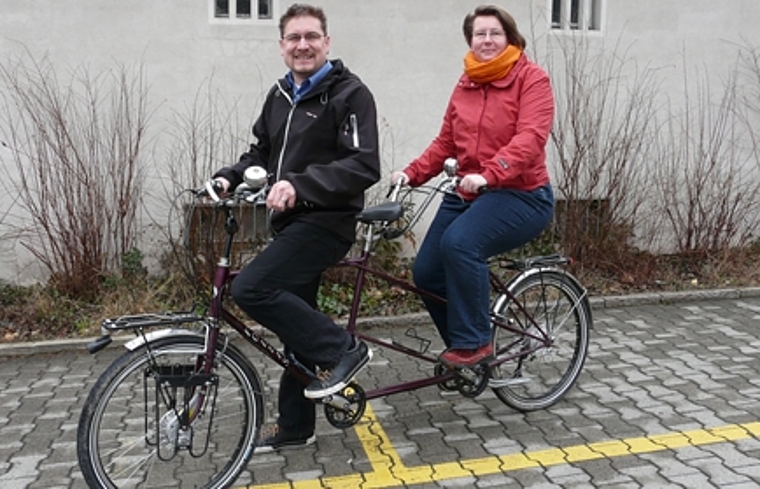 Stefan und Dominique Siegrist (beide Jahrgang 1973) mit ihrem Tandem unterwegs.Foto: zVg
