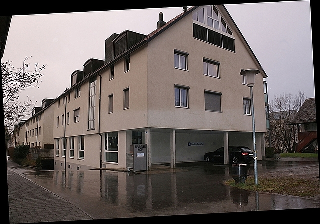 In der Überbauung «Brunnerhof» steht am Chileweg 7 seit mehr als einem Jahr eine Alterswohnung leer.Foto: bär 