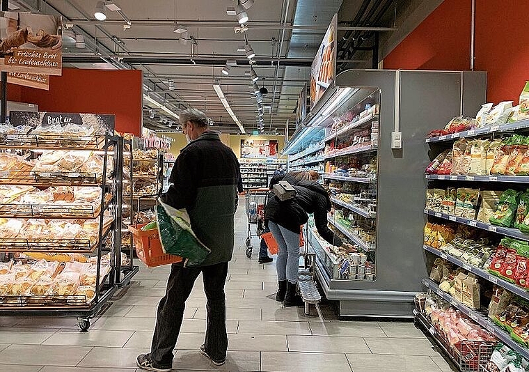 Mit oder ohne Maske: In der Migros Neuenhof herrscht wieder Frieden. Sibylle   Egloff