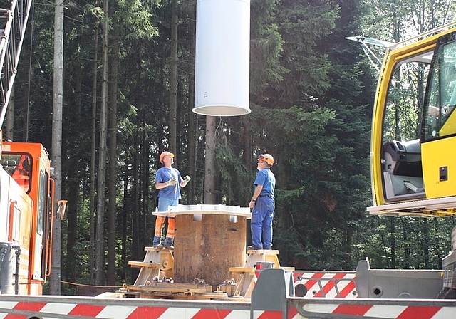 Stück für Stück werden die einzelnen Filterrohre ins 72 Meter tiefe Bohrloch versenkt. Fotos: bär
