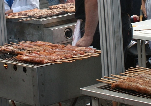 Fleischspiess ist eines der Essensangebote am Dorffest. Foto: bär
