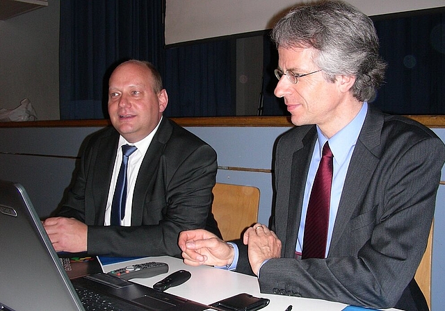 Am Politapéro informierten Gemeindeammann Valentin Schmid (l.) und Vize-Ammann Stefan Nipp. Foto: Dieter Minder
