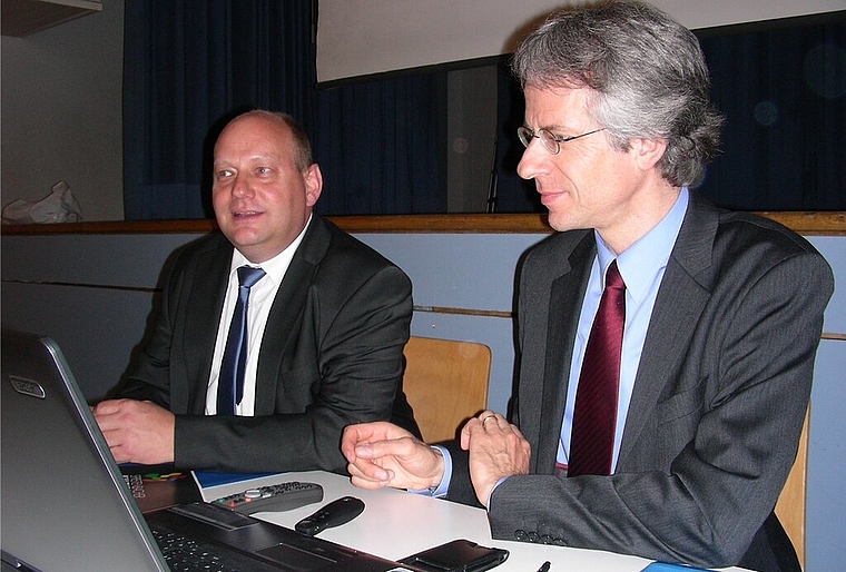 Am Politapéro informierten Gemeindeammann Valentin Schmid (l.) und Vize-Ammann Stefan Nipp. Foto: Dieter Minder
