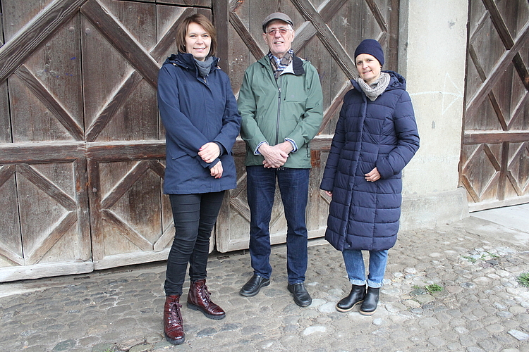 Vor der Zentrumsschüür: Brigitte Welte, Hans Arnold und Isabelle Wiederkehr. Rahel Bühler