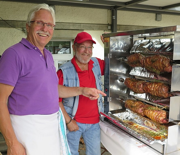 Volles Haus im Gmeindschäller: Der Spiessbraten ist beliebt! Fotos: ska
