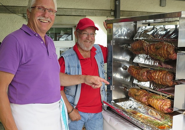 Volles Haus im Gmeindschäller: Der Spiessbraten ist beliebt! Fotos: ska
