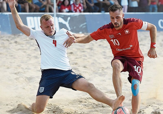 In Action: Noel Ott mit der Nummer 10 in Rot im Länderspiel gegen England, welches im Herbst 2021 in Aarau stattfand. Alexander Wagner