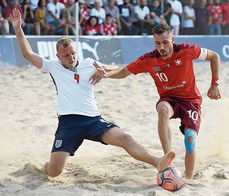 In Action: Noel Ott mit der Nummer 10 in Rot im Länderspiel gegen England, welches im Herbst 2021 in Aarau stattfand. Alexander Wagner