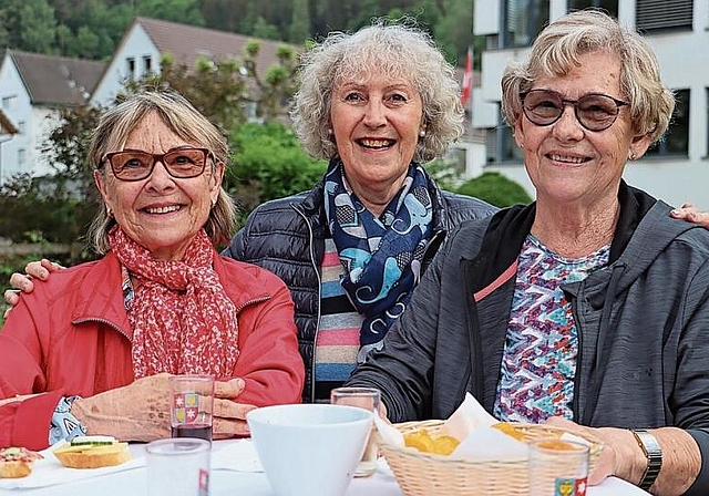 Die Leute freuten sich über den Anlass Es wurde geredet, gelacht, getrunken und gegessen.crb