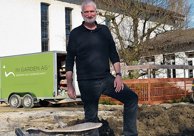 Lutz Fischer posiert auf der Baustelle des neuen Kirchgemeindehauses. Irene Hung-König