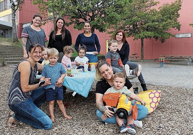 Sechs Mütter mit ihren Kindern bilden die «Zwärgligruppe» von Killwangen. Stefanie Bertolino (vorne rechts) leitet sie. rb