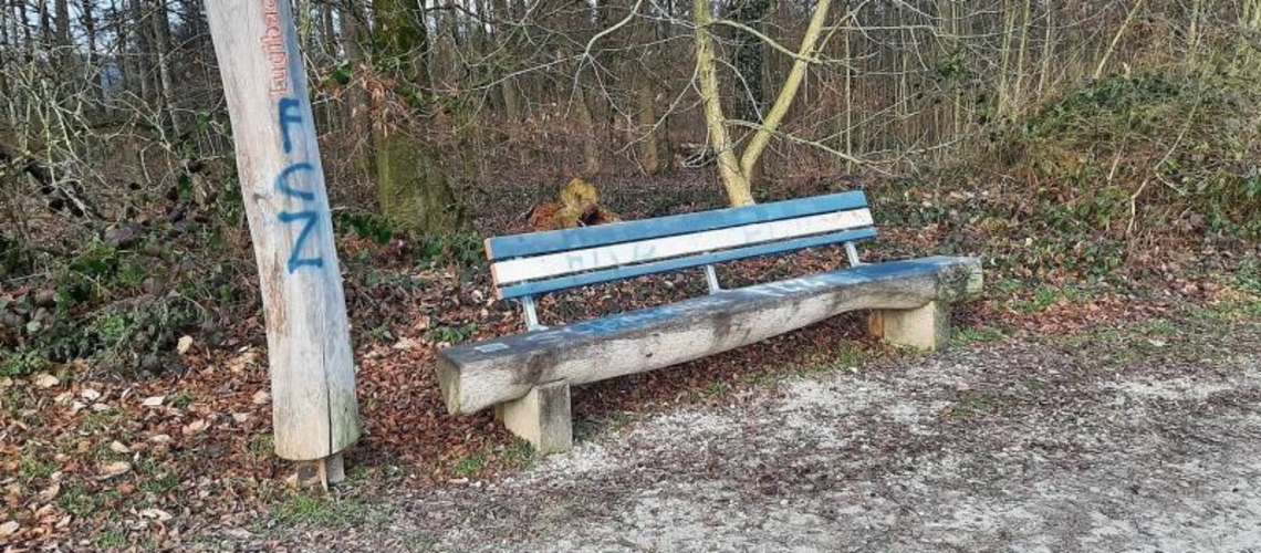 Die mit FCZ-Buchstaben und Farben verschmierte Ruhebank am Waldrand. zVg