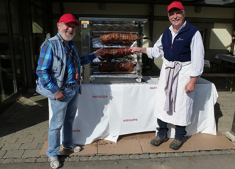 Präsident Ruedi Wenger und Grillmeister Albert Egli mit den Spiessbraten vor dem Gmeindschäller. Foto: lm