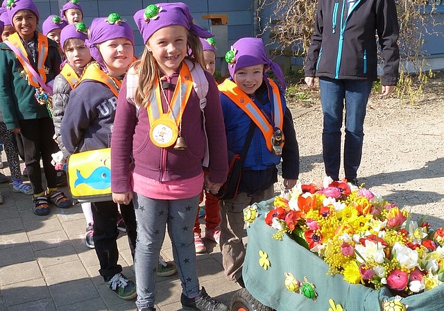 Kindergartenkinder verteilten den Passanten Frühlingssträusschen. Foto: zVg