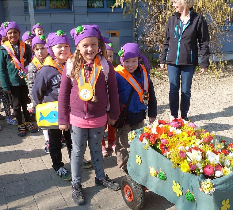 Kindergartenkinder verteilten den Passanten Frühlingssträusschen. Foto: zVg