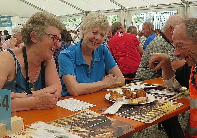 Erfreuen sich ob den Fischknusperli: Yvonne Schraner (l.), Jasmine Kuster und Herbert Schraner. Muriel Zweifel 
