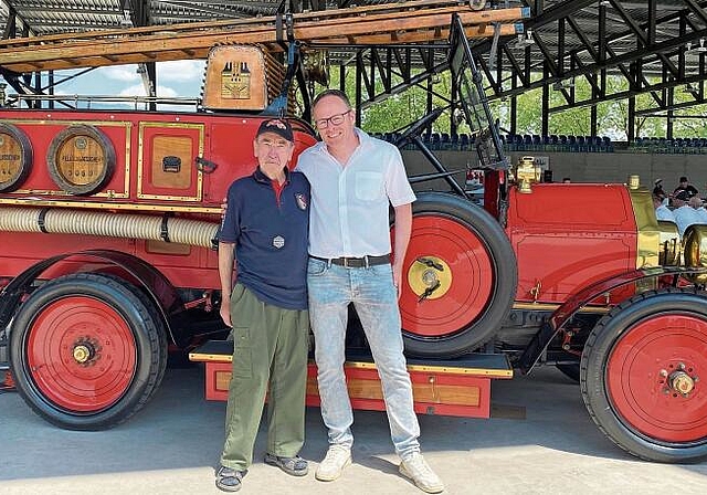 Ueli Braun und Oliver Gross vor dem ehemaligen TLF der Betriebsfeuerwehr Feldschlösschen.ti
