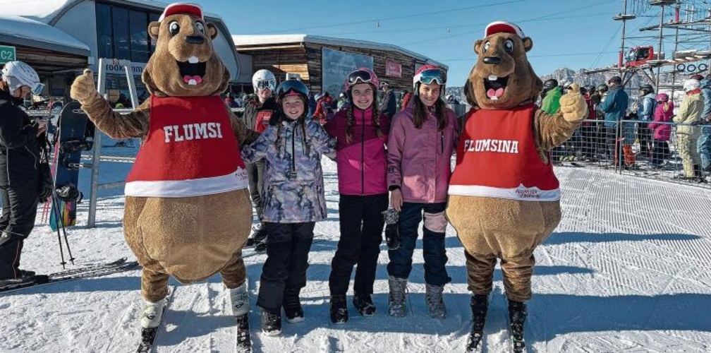 Die Maskottchen kümmern sich um die Snowboarderinnen. zVg