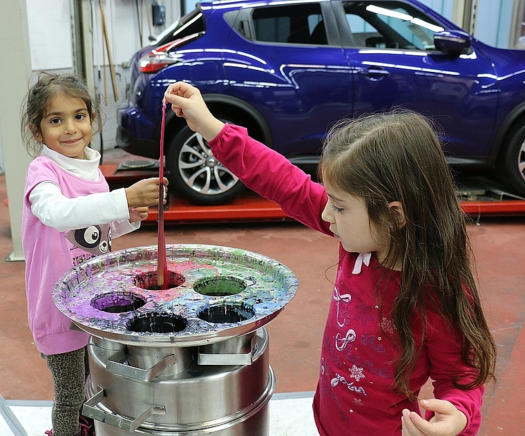 Aaliyah (l.) kam aus Fislisbach zum Kerzenziehen in Neuenhof.Fotos: bär