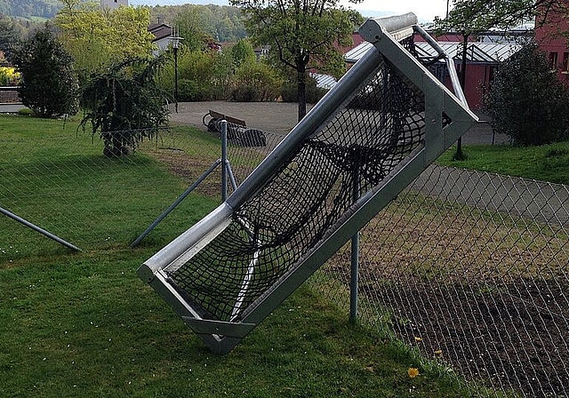 Umplatziertes Fussballtor: Auf solche Szenen trifft der Hauswart des Zelgli-Areals häufig am Montagmorgen. zVg