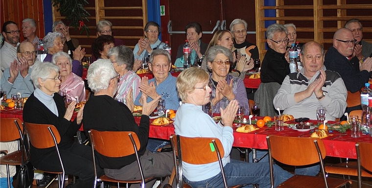 Rund ein Drittel der185 eingeladenen Senioren über 70 Jahre feierten gemeinsam in der Turnhalle. Foto: bär