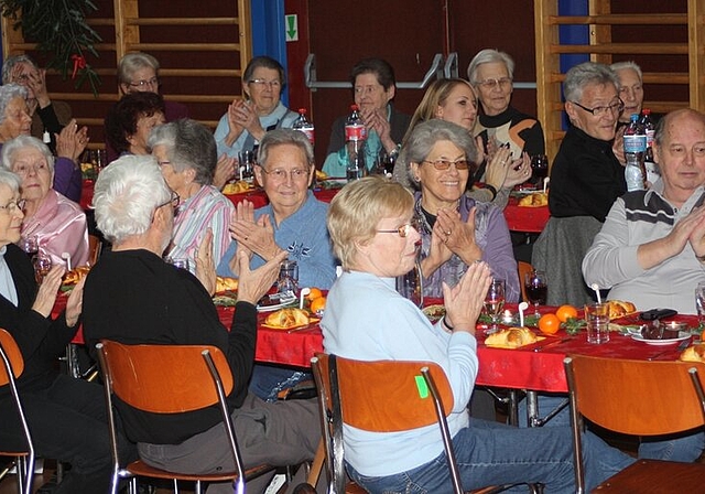 Rund ein Drittel der185 eingeladenen Senioren über 70 Jahre feierten gemeinsam in der Turnhalle. Foto: bär