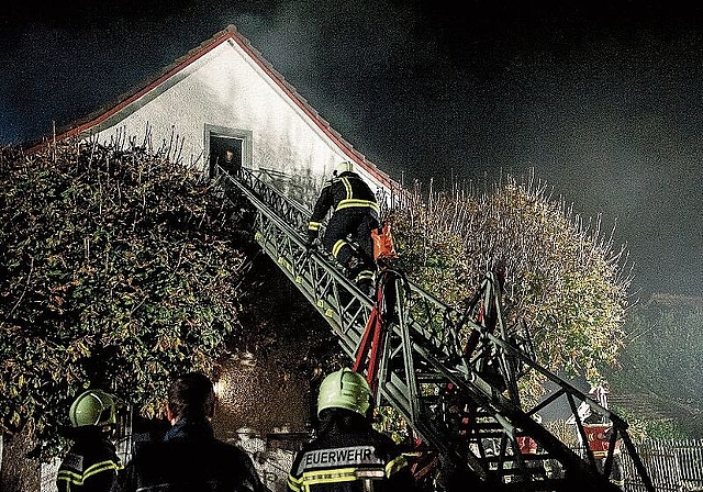 Wagemutig klettern die Feuerwehrleute auf die Leiter. (Bilder: Philippe Neidhart)
