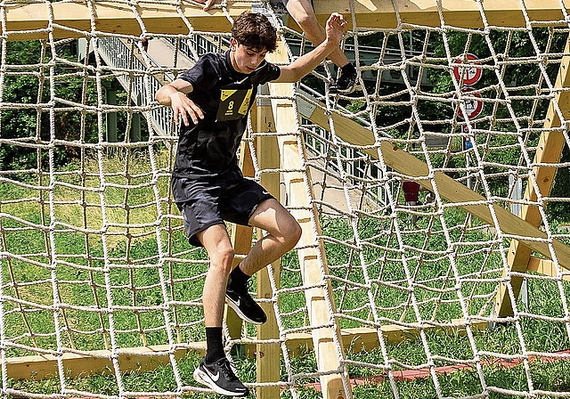 Die Jungs klettern gekonnt über das Hindernis.Gaby Kost