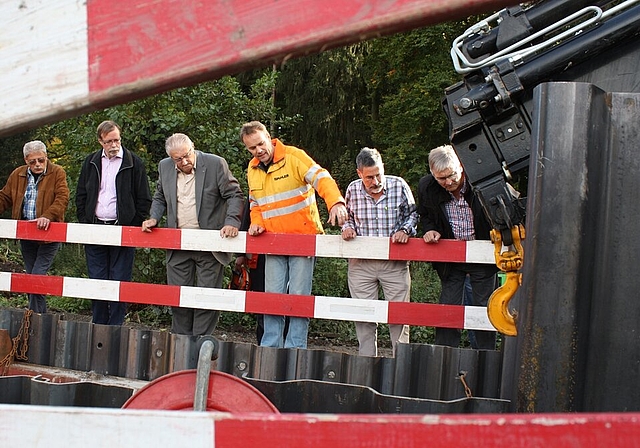 Markus Spuhler erklärt, wie das Stahlrohr unter der Bahnlinie durchgebohrt wird.