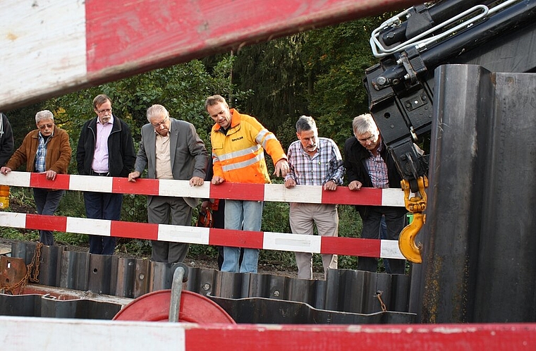 Markus Spuhler erklärt, wie das Stahlrohr unter der Bahnlinie durchgebohrt wird.