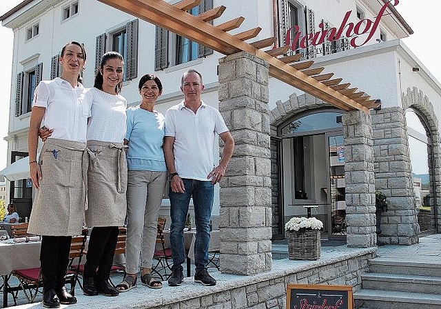 Sie führen neu den «Steinhof»: Tania Carrilho (Restaurationsfachfrau), Claudia Rodriguez (Leiterin Restauration), Lisa und Juan Carlos Rodriguez (Eigentümer). rb
