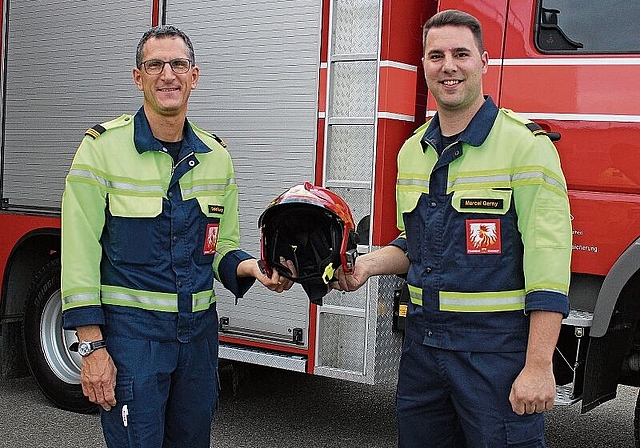 Feuerwehrkommandant Daniel Burger (links) gibt den roten Kommandantenhelm Marcel Gerny weiter. Rahel Bühler