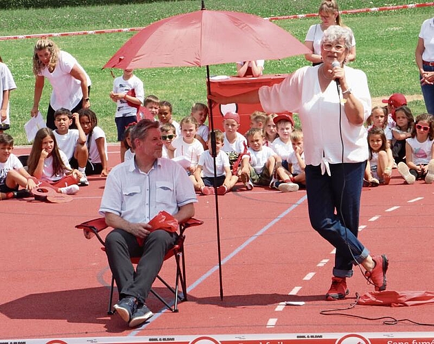 Esther Frei verabschiedet Schulleiter Daniel Vontobel. rfb