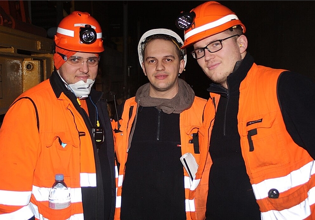 Gleisbauer Avni Pacolli, Asuir Ismaili, Linim Aliaj im Heitersbergtunnel.Schwellen und Schienen wurden entfernt und die entstandenen Löcher werden von den Gleisbauern gereinigt,Fotos: bärMontage Die alten Schienen werden an den neuen Schwellen befe