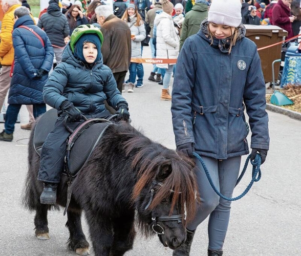 Das Ponyreiten lässt Kinderherzen höherschlagen. gk