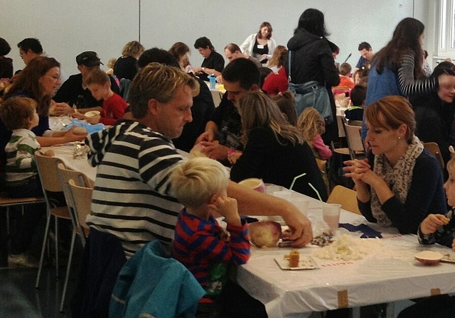 Räbelichtlischnitzen in der Turnhalle.«Ich goh mit miner Laterne» Ende Oktober in Neuenhof. Fotos: zVg