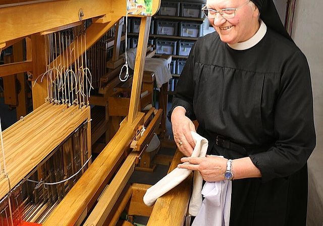 Schwester Martina in der Paramentenwerkstatt am Webstuhl. (Nick Bär)
