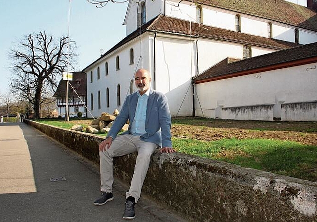 Rektor Paul Zübli vor den Baugespannen beim Kreuzgang des Klosters. Hier wird der Neubau entstehen. Sibylle Egloff
