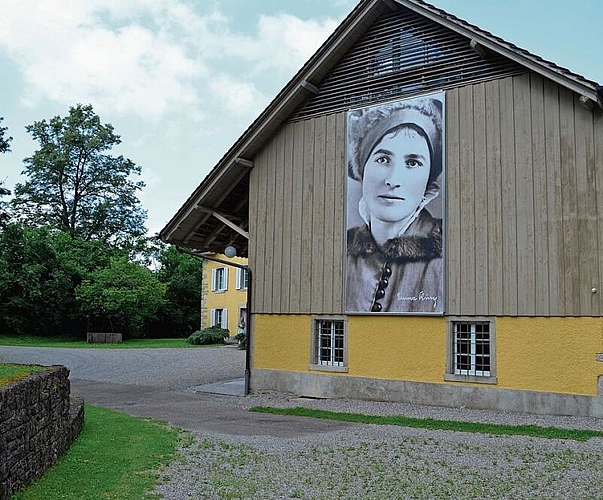 Emma Kunz in Grossformat auf dem Museumsgebäude. ihk