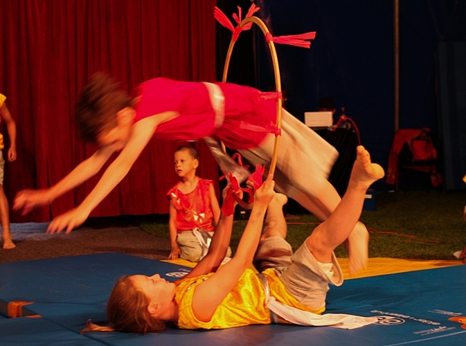 Diverse akrobatische Kunststücke durften an der Schulschlussfeier in der Manege des Zirkus Balloni natürlich keinesfalls fehlen. Fotos: sa
