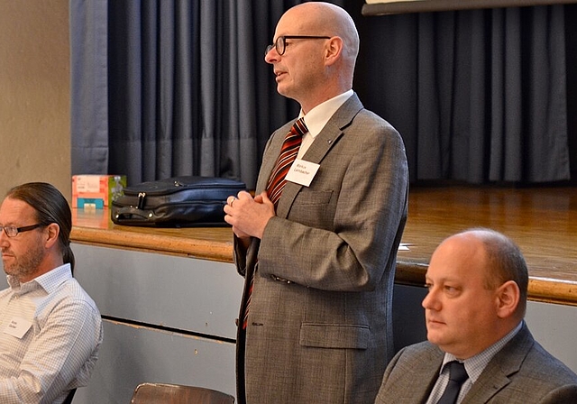 Projektleiter Markus Leimbacher (stehend)informierte die Facharbeitsgruppen über den Ablauf der kommenden Monate. Umrahmt wird er vom Killwangener Ammann Alois Greber (l). und vom Spreitenbacher Ammann Valentin Schmid. Foto: sw
