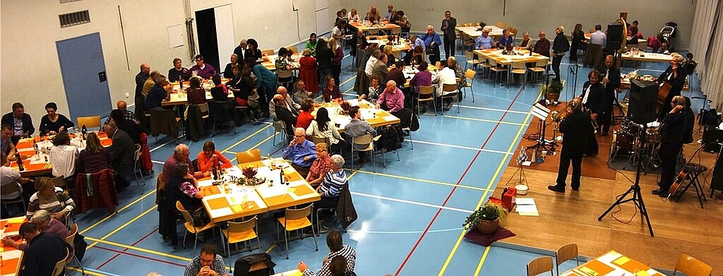 Die Turnhalle Zürcherstrasse war am Herbstfest bis auf den letzten Platz gefüllt. Foto: zVgSimon Voser (l.) ist Hauptverantwortlicher des diesjährigen Herbstfestes, zählt aber auf die Hilfe der langjährigen Profis wie Ruedi Stutz.