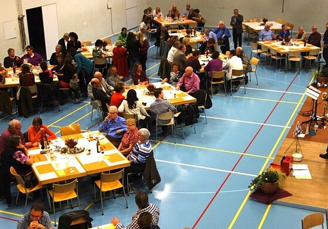 Die Turnhalle Zürcherstrasse war am Herbstfest bis auf den letzten Platz gefüllt. Foto: zVgSimon Voser (l.) ist Hauptverantwortlicher des diesjährigen Herbstfestes, zählt aber auf die Hilfe der langjährigen Profis wie Ruedi Stutz.