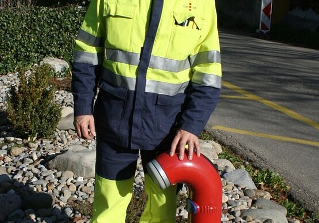 Brunnenmeister Felix Zürcher mit seinem «kleinen Mitarbeiter». Foto: ska