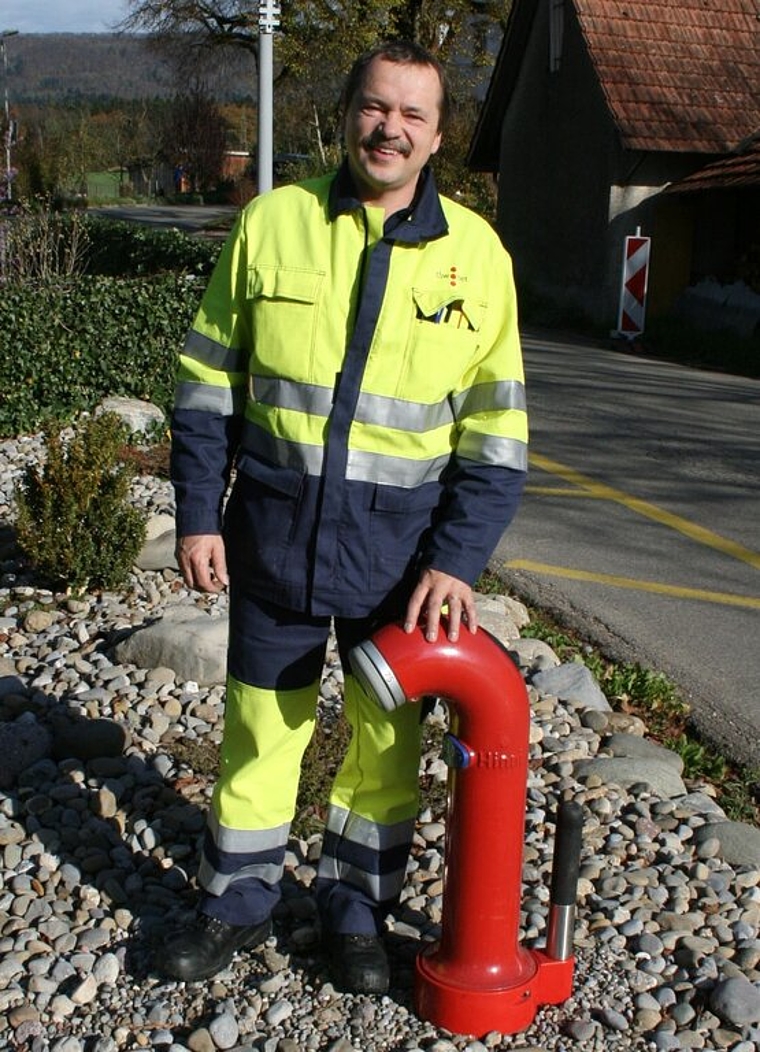 Brunnenmeister Felix Zürcher mit seinem «kleinen Mitarbeiter». Foto: ska