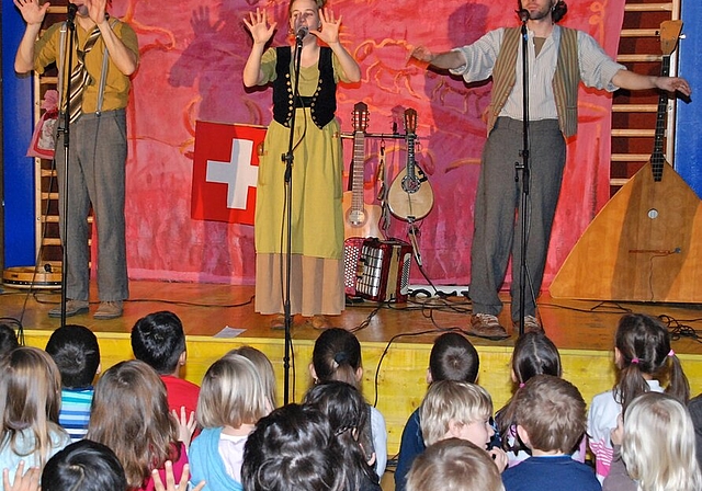 Begeistert machten die Kinder beim Konzert von «Trionettli» mit. Foto: zVg