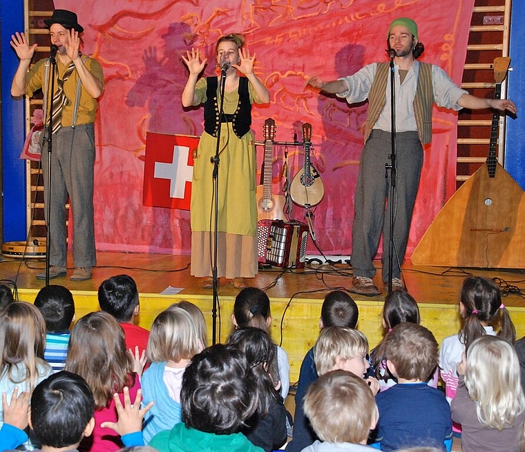 Begeistert machten die Kinder beim Konzert von «Trionettli» mit. Foto: zVg