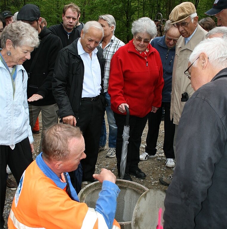 Bohrmeister Frank Müller gibt den Demonstrations-Besuchern Auskunft über den Fortgang der Bohrungen – hier beim fertigen Wettinger Schacht. Foto: ska